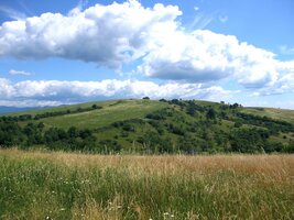 a kopec jako z příručky o krasové krajině