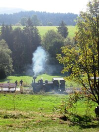Stroj je pod parou a řádně namazán,