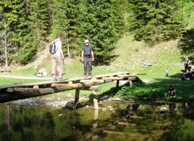 a dosud slušně pevné lávky