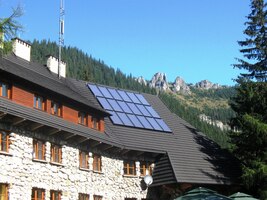 a pod nimi bytelná stavba turistického schroniska