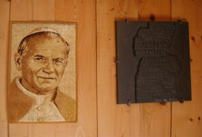 a s portrétem papeže Jana Pavla II