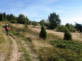 a nad ním se táhne nádherný hřeben