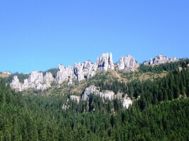 Nad planinou se týčí nevídané skalní útvary