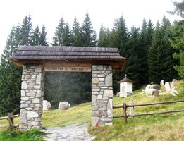 Nad ní je nový symbolický hřbitov obětí hor,