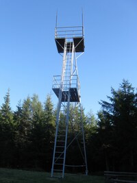 Na nejvyšším vrchu Skorušina stojí rozhledna