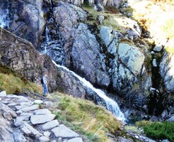 Vede kolem malebných peřejí