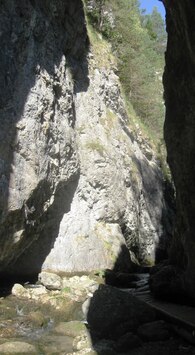 Druhý den ráno vstupujeme do této rokle,