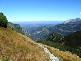 Z hřebene už je vidět další dolina -