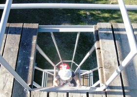 Petr na ní právě neohroženě leze