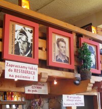 Nahoře v restauraci jsou zajímavé informace