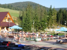 a dole pod ní termálky pod širým nebem