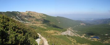 Cesta dolů se vine jako stužka