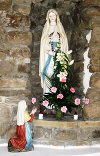 Ve vsi Zabiedovo je velký kostel s lurdskou kaplí