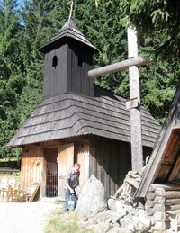 Je tu dřevěný kostelík sv.Jana Křtitele