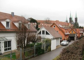 Z náměstí se stoupá na vrch Jakobsberg