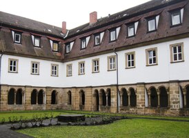 a travnatým rajským dvorem