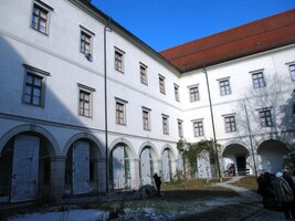 a tady už jsme na prvním zámeckém nádvoří