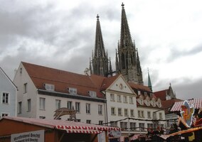 Co však se to týčí nad nimi?