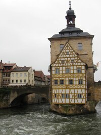 s podivně přilepeným hrázděným domem