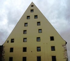 stojí stará solnice (ve městě je jich několik)