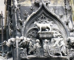 i překrásnými figurálními detaily