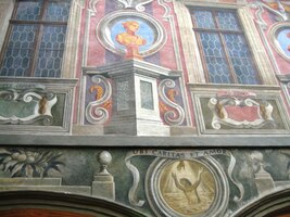 s krásně zachovalými sgrafity