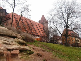 Stojí na vysokém skalnatém návrší