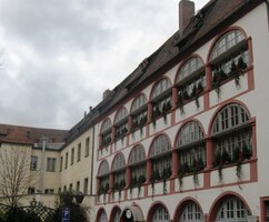 a někdy i krásná průčelí (nejen renesanční jako zde)