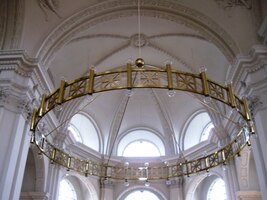 s puritánsky bílým interiérem