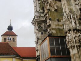 Od katedrály je to kousek k vévodskému dvoru Pfalz