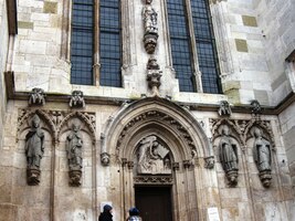 Původní je jen portál,a krypta