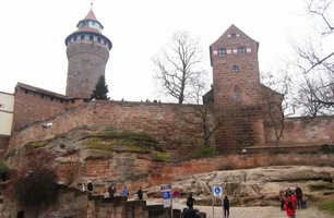 až k rozlehlému hradu