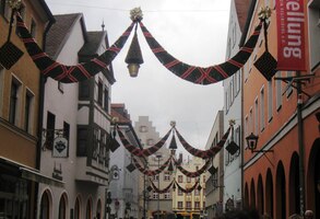 Vánoční výzdoba města je zatím skrovná,