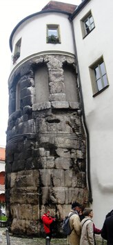 Věž s branou Porta Praetoria z římského tábora Castra Regina