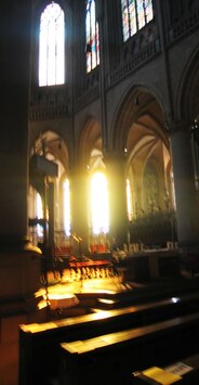 a skvostné vitráže jeho oken