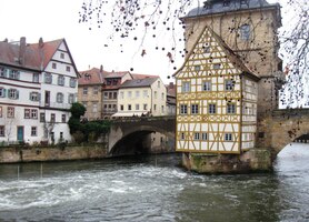 Div divoucí - paláce stojí na mostě !