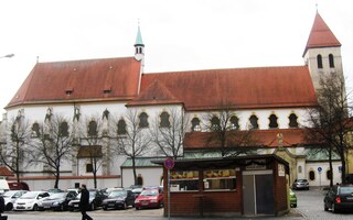 Je středověký s cennou předrománskou kaplí z 9.st. (Alte Kapel)