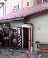 Za mostem je původní a funkční stylová krčma