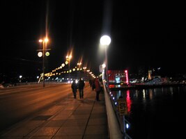 Most Niebelungů nad Dunajem už tone v temnotě, takže