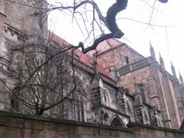 Střední část chrámu je románská