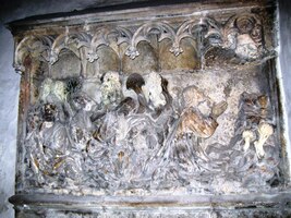 má původní románskou kryptu