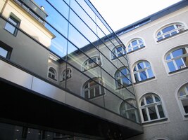 Kolem zrcadlících se domů