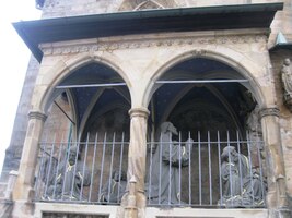 se Svatou chýší vedle portálu