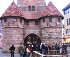 ona a barbakan pod ní jsou zbytky starého opevnění