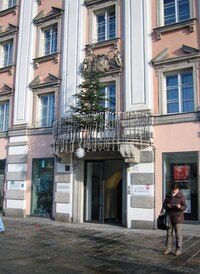 už s vánočně upraveným vchodem