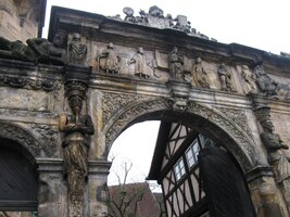 a protilehlou zdobnou vstupní branou