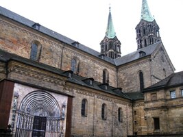 Boční portál chrámu ústí do náměstí