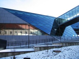 Je tu i hypermoderní muzeum