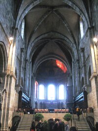 Hlavní loď chrámu s vyvýšeným oltářem