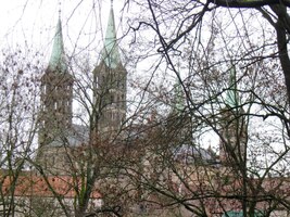 (Dóm je viditelný po celou cestu)